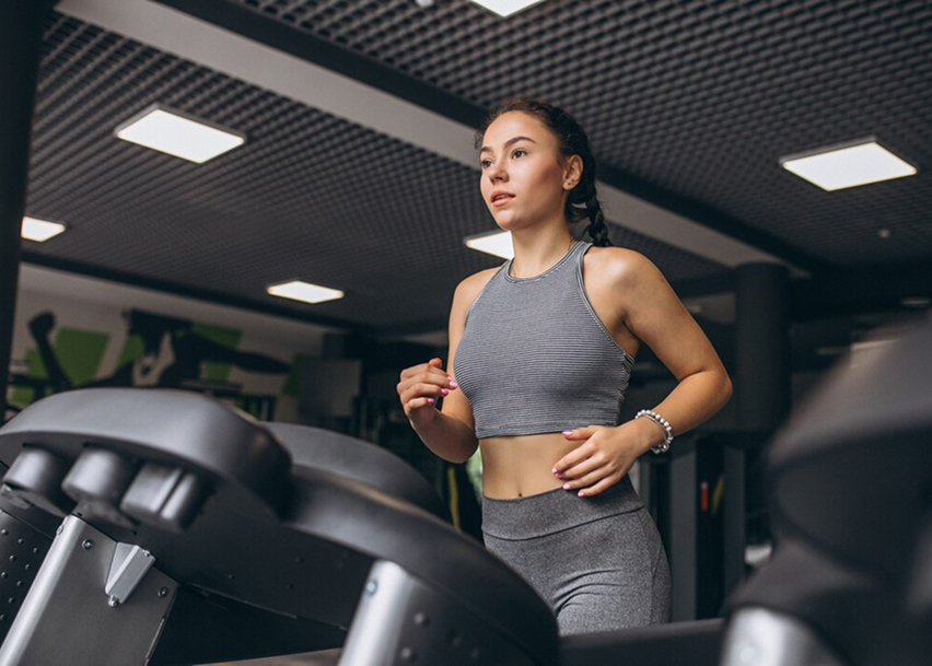 Велотренажеры вдоль стены с окнами