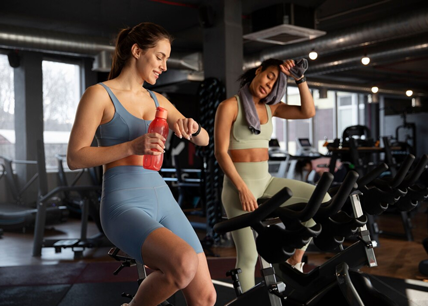 Велотренажеры вдоль стены с окнами